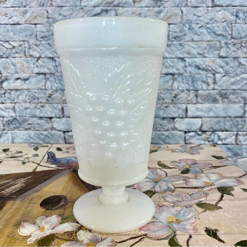 Anchor Hocking White Milk Glass VTG Harvest Grape Vine Pattern 5.75 inch